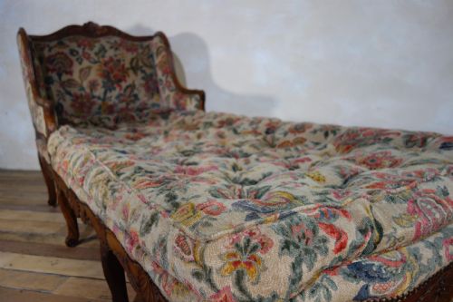 A LARGE 18TH CENTURY FRENCH CHAISE LONGUE DAY BED - ADDITIONAL PHOTO 4