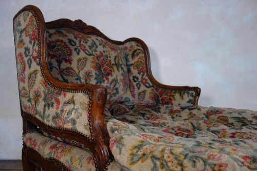 A LARGE 18TH CENTURY FRENCH CHAISE LONGUE DAY BED - ADDITIONAL PHOTO 5