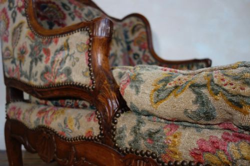 A LARGE 18TH CENTURY FRENCH CHAISE LONGUE DAY BED - ADDITIONAL PHOTO 6