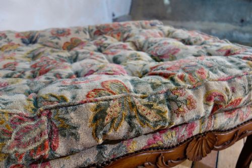 A LARGE 18TH CENTURY FRENCH CHAISE LONGUE DAY BED - ADDITIONAL PHOTO 7