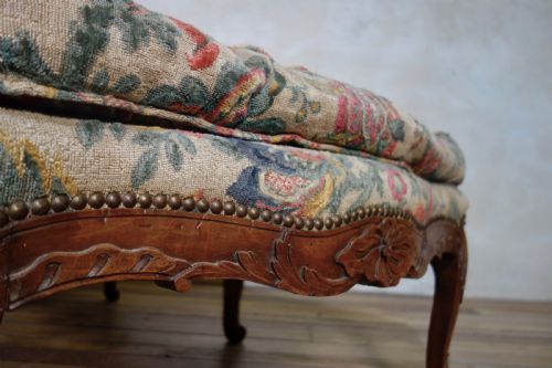 A LARGE 18TH CENTURY FRENCH CHAISE LONGUE DAY BED - ADDITIONAL PHOTO 8