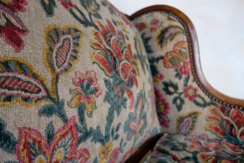 A LARGE 18TH CENTURY FRENCH CHAISE LONGUE DAY BED - ADDITIONAL PHOTO 9