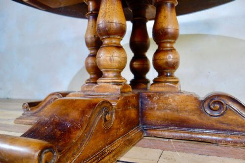 A LARGE PROVINCIAL 20TH CENT CONTINENTAL WALNUT CENTER DINING TABLE ROUND - ADDITIONAL PHOTO 2