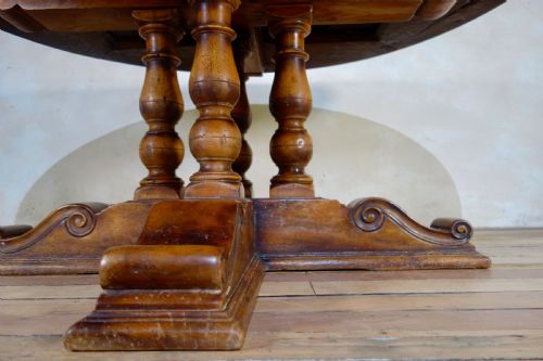 A LARGE PROVINCIAL 20TH CENT CONTINENTAL WALNUT CENTER DINING TABLE ROUND - ADDITIONAL PHOTO 3
