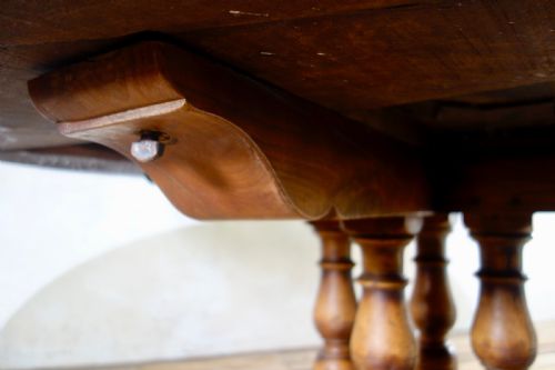 A LARGE PROVINCIAL 20TH CENT CONTINENTAL WALNUT CENTER DINING TABLE ROUND - ADDITIONAL PHOTO 4