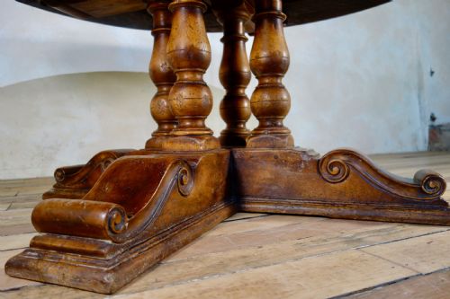 A LARGE PROVINCIAL 20TH CENT CONTINENTAL WALNUT CENTER DINING TABLE ROUND - ADDITIONAL PHOTO 6