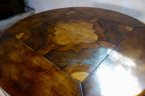 A LARGE PROVINCIAL 20TH CENT CONTINENTAL WALNUT CENTER DINING TABLE ROUND - ADDITIONAL PHOTO 7
