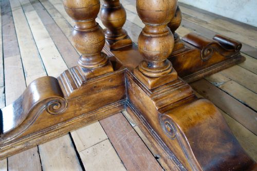 A LARGE PROVINCIAL 20TH CENT CONTINENTAL WALNUT CENTER DINING TABLE ROUND - ADDITIONAL PHOTO 8
