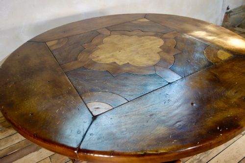 A LARGE PROVINCIAL 20TH CENT CONTINENTAL WALNUT CENTER DINING TABLE ROUND - ADDITIONAL PHOTO 9