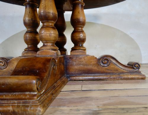 A LARGE PROVINCIAL 20TH CENT CONTINENTAL WALNUT CENTER DINING TABLE ROUND - ADDITIONAL PHOTO 11