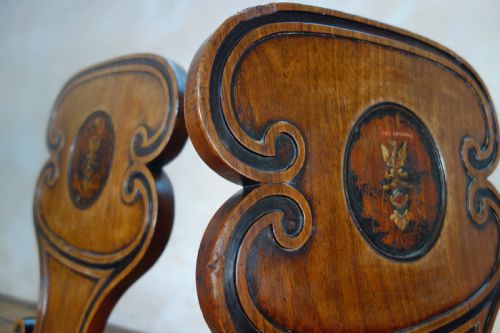 A PAIR OF MAHOGANY REGENCY HALL CHAIRS - ADDITIONAL PHOTO 1
