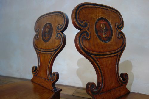 A PAIR OF MAHOGANY REGENCY HALL CHAIRS - ADDITIONAL PHOTO 6