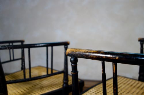 A PAIR OF REGENCY 19TH CENTURY EBONIZED GILDED OPEN ARM CHAIR CANED - ADDITIONAL PHOTO 1