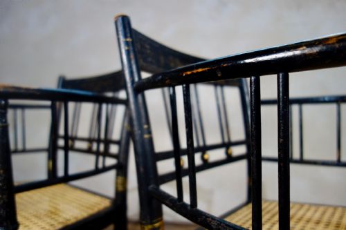 A PAIR OF REGENCY 19TH CENTURY EBONIZED GILDED OPEN ARM CHAIR CANED - ADDITIONAL PHOTO 3