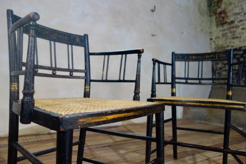 A PAIR OF REGENCY 19TH CENTURY EBONIZED GILDED OPEN ARM CHAIR CANED - ADDITIONAL PHOTO 10