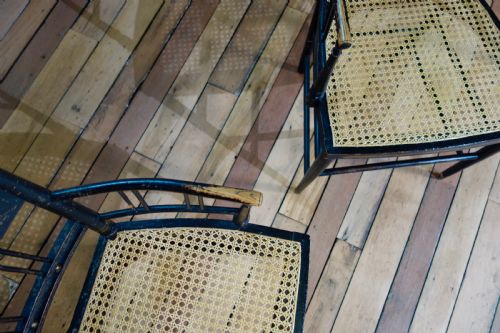 A PAIR OF REGENCY 19TH CENTURY EBONIZED GILDED OPEN ARM CHAIR CANED - ADDITIONAL PHOTO 11