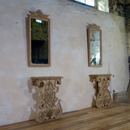 A CHARMING NEAR PAIR OF BLEACHED OAK CONTINENTAL CONSOLE TABLES WITH PIER MIRRORS - ADDITIONAL PHOTO 4