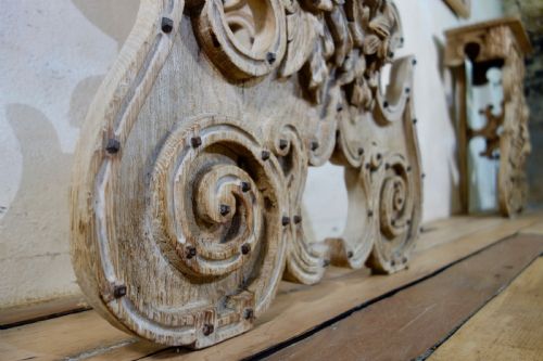 A CHARMING NEAR PAIR OF BLEACHED OAK CONTINENTAL CONSOLE TABLES WITH PIER MIRRORS - ADDITIONAL PHOTO 1