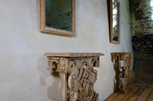 A CHARMING NEAR PAIR OF BLEACHED OAK CONTINENTAL CONSOLE TABLES WITH PIER MIRRORS - ADDITIONAL PHOTO 2