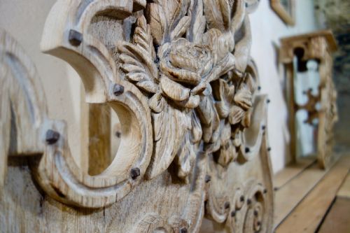 A CHARMING NEAR PAIR OF BLEACHED OAK CONTINENTAL CONSOLE TABLES WITH PIER MIRRORS - ADDITIONAL PHOTO 3