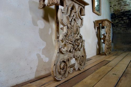 A CHARMING NEAR PAIR OF BLEACHED OAK CONTINENTAL CONSOLE TABLES WITH PIER MIRRORS - ADDITIONAL PHOTO 5