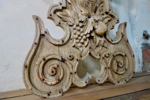 A CHARMING NEAR PAIR OF BLEACHED OAK CONTINENTAL CONSOLE TABLES WITH PIER MIRRORS - ADDITIONAL PHOTO 7