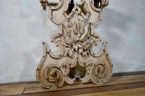 A CHARMING NEAR PAIR OF BLEACHED OAK CONTINENTAL CONSOLE TABLES WITH PIER MIRRORS - ADDITIONAL PHOTO 9