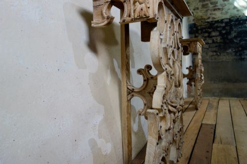 A CHARMING NEAR PAIR OF BLEACHED OAK CONTINENTAL CONSOLE TABLES WITH PIER MIRRORS - ADDITIONAL PHOTO 12