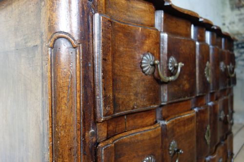 AN 18TH CENT CONTINENTAL WALNUT SERPENTINE COMMODE CHEST OF DRAWERS - ADDITIONAL PHOTO 12