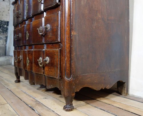 AN 18TH CENT CONTINENTAL WALNUT SERPENTINE COMMODE CHEST OF DRAWERS - ADDITIONAL PHOTO 1