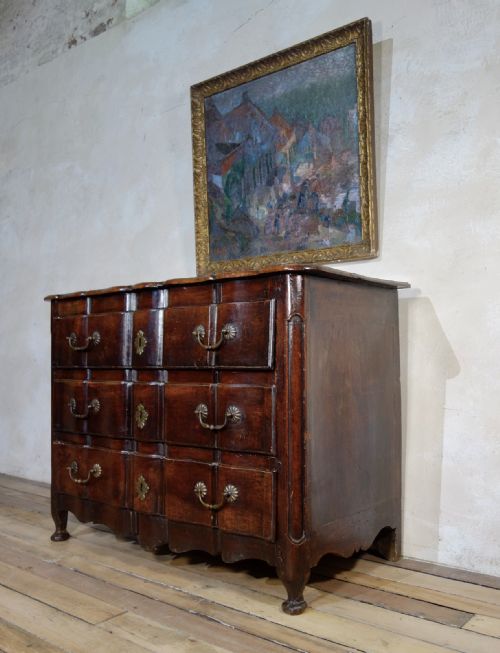 AN 18TH CENT CONTINENTAL WALNUT SERPENTINE COMMODE CHEST OF DRAWERS - ADDITIONAL PHOTO 2