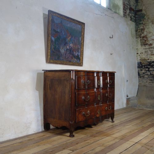 AN 18TH CENT CONTINENTAL WALNUT SERPENTINE COMMODE CHEST OF DRAWERS - ADDITIONAL PHOTO 3