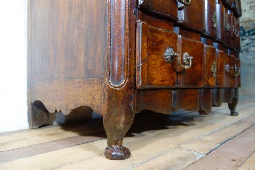 AN 18TH CENT CONTINENTAL WALNUT SERPENTINE COMMODE CHEST OF DRAWERS - ADDITIONAL PHOTO 4