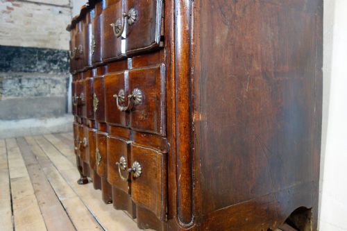 AN 18TH CENT CONTINENTAL WALNUT SERPENTINE COMMODE CHEST OF DRAWERS - ADDITIONAL PHOTO 5