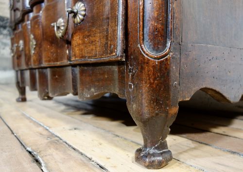 AN 18TH CENT CONTINENTAL WALNUT SERPENTINE COMMODE CHEST OF DRAWERS - ADDITIONAL PHOTO 6