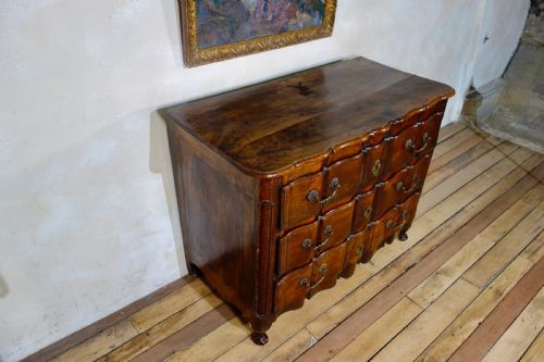 AN 18TH CENT CONTINENTAL WALNUT SERPENTINE COMMODE CHEST OF DRAWERS - ADDITIONAL PHOTO 7