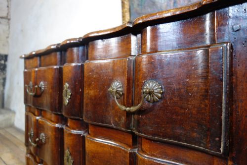 AN 18TH CENT CONTINENTAL WALNUT SERPENTINE COMMODE CHEST OF DRAWERS - ADDITIONAL PHOTO 8
