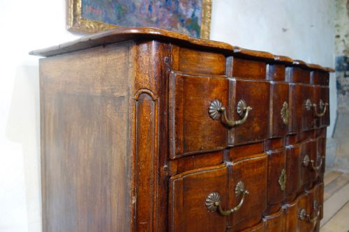 AN 18TH CENT CONTINENTAL WALNUT SERPENTINE COMMODE CHEST OF DRAWERS - ADDITIONAL PHOTO 9