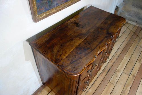 AN 18TH CENT CONTINENTAL WALNUT SERPENTINE COMMODE CHEST OF DRAWERS - ADDITIONAL PHOTO 10