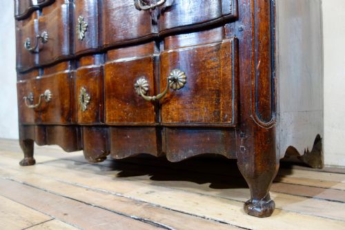 AN 18TH CENT CONTINENTAL WALNUT SERPENTINE COMMODE CHEST OF DRAWERS - ADDITIONAL PHOTO 11