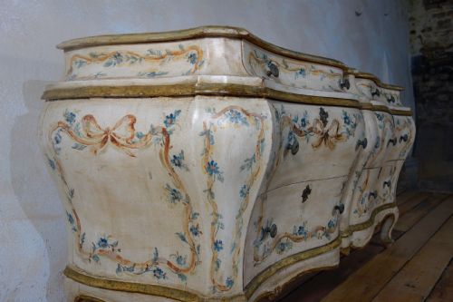 19TH CENTURY ITALIAN VENETIAN PAINTED BOMBE SIDEBOARD COMMODE - ADDITIONAL PHOTO 1