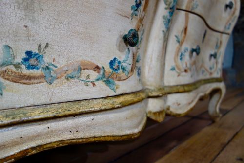 19TH CENTURY ITALIAN VENETIAN PAINTED BOMBE SIDEBOARD COMMODE - ADDITIONAL PHOTO 6