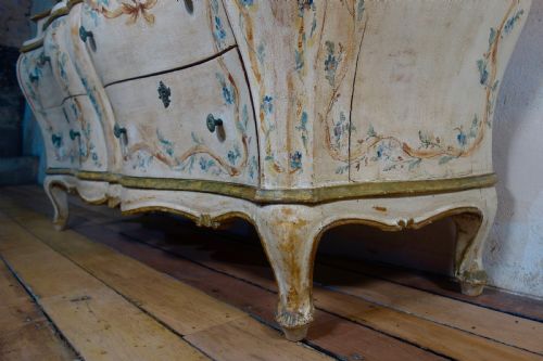 19TH CENTURY ITALIAN VENETIAN PAINTED BOMBE SIDEBOARD COMMODE - ADDITIONAL PHOTO 9