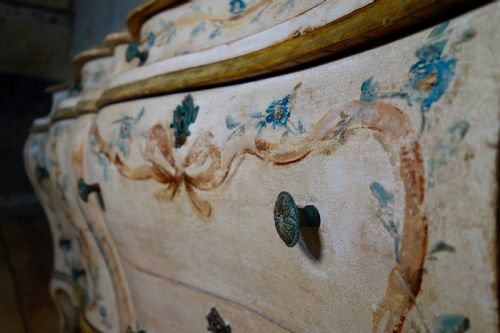 19TH CENTURY ITALIAN VENETIAN PAINTED BOMBE SIDEBOARD COMMODE - ADDITIONAL PHOTO 11