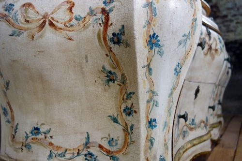 19TH CENTURY ITALIAN VENETIAN PAINTED BOMBE SIDEBOARD COMMODE - ADDITIONAL PHOTO 17