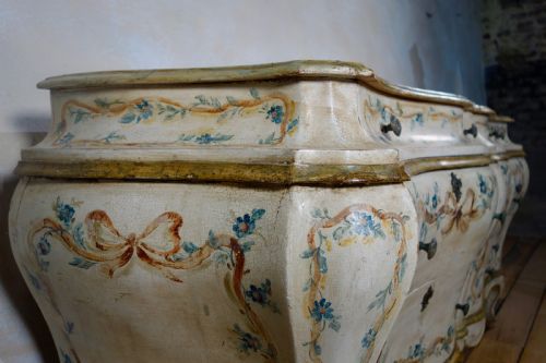 19TH CENTURY ITALIAN VENETIAN PAINTED BOMBE SIDEBOARD COMMODE - ADDITIONAL PHOTO 18