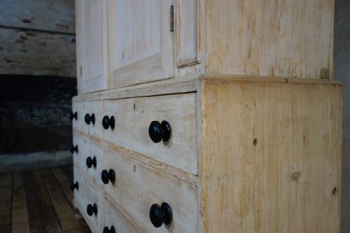 AN ANTIQUE 19TH CENTURY BLEACHED HOUSEKEEPERS CUPBOARD DRAWERS - ADDITIONAL PHOTO 3