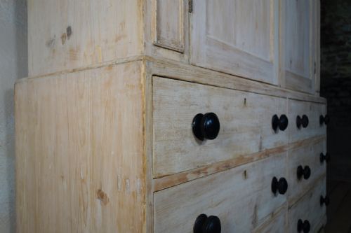 AN ANTIQUE 19TH CENTURY BLEACHED HOUSEKEEPERS CUPBOARD DRAWERS - ADDITIONAL PHOTO 4