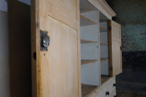 AN ANTIQUE 19TH CENTURY BLEACHED HOUSEKEEPERS CUPBOARD DRAWERS - ADDITIONAL PHOTO 9