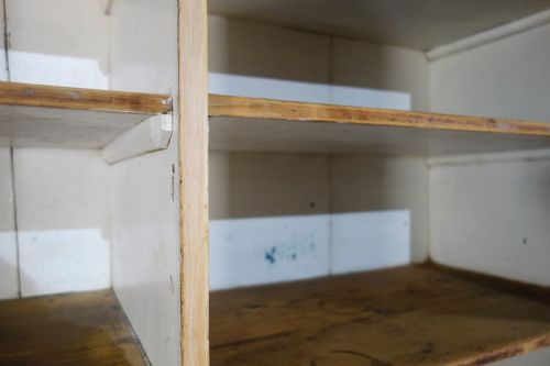 AN ANTIQUE 19TH CENTURY BLEACHED HOUSEKEEPERS CUPBOARD DRAWERS - ADDITIONAL PHOTO 10